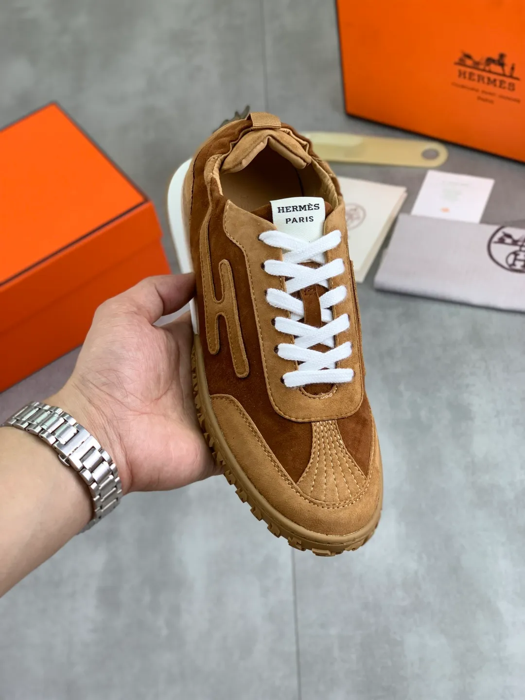 Men's men's shoes 💰P580 new top version original order Hermes Hermès couple 🧑‍🤝‍🧑 style Drift Sneaker autumn new casual sports shoes original purchase development and production H family men's classic series technical breathable fabrics with cowhide casual sports shoes casual sports dad shoes combine high-tech breathable materials and cowhide, H family exclusive button decoration on the side The outsole is full of H italic design and bright colors to show vitality and continue the brand design inspiration. Stroll around the city lightly and feel free and comfortable. Delivered in exquisite packaging🛍📦 ▪️Fabric: original customized breathable material + first layer of cowhide ▪️Inner lining: cowhide feet ▪��Outsole: molded and evacuated PU+TPU material ▪️Size: Female 34-40 (41 customized) Male 39-45 8️⃣ colors available Premium packaging